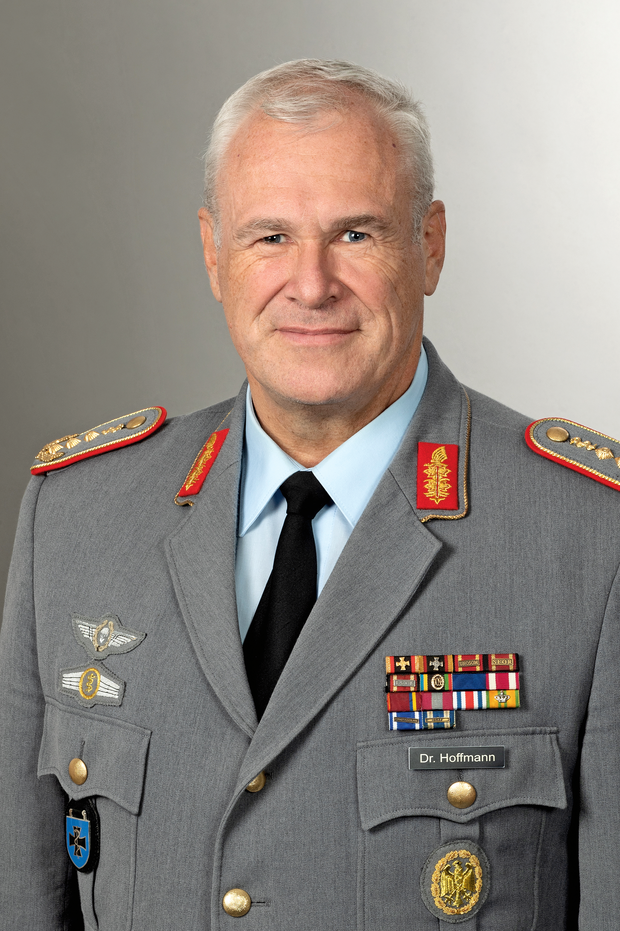 Generaloberstabsarzt Dr. med. Ralf Uwe Hofmann ist Befehlshaber Zentraler Sanitätsdienst der Bundeswehr und Stellvertreter des Befehlshabers Unterstützungskommando der Bundeswehr. Foto: Bundeswehr/Helmut von Scheven