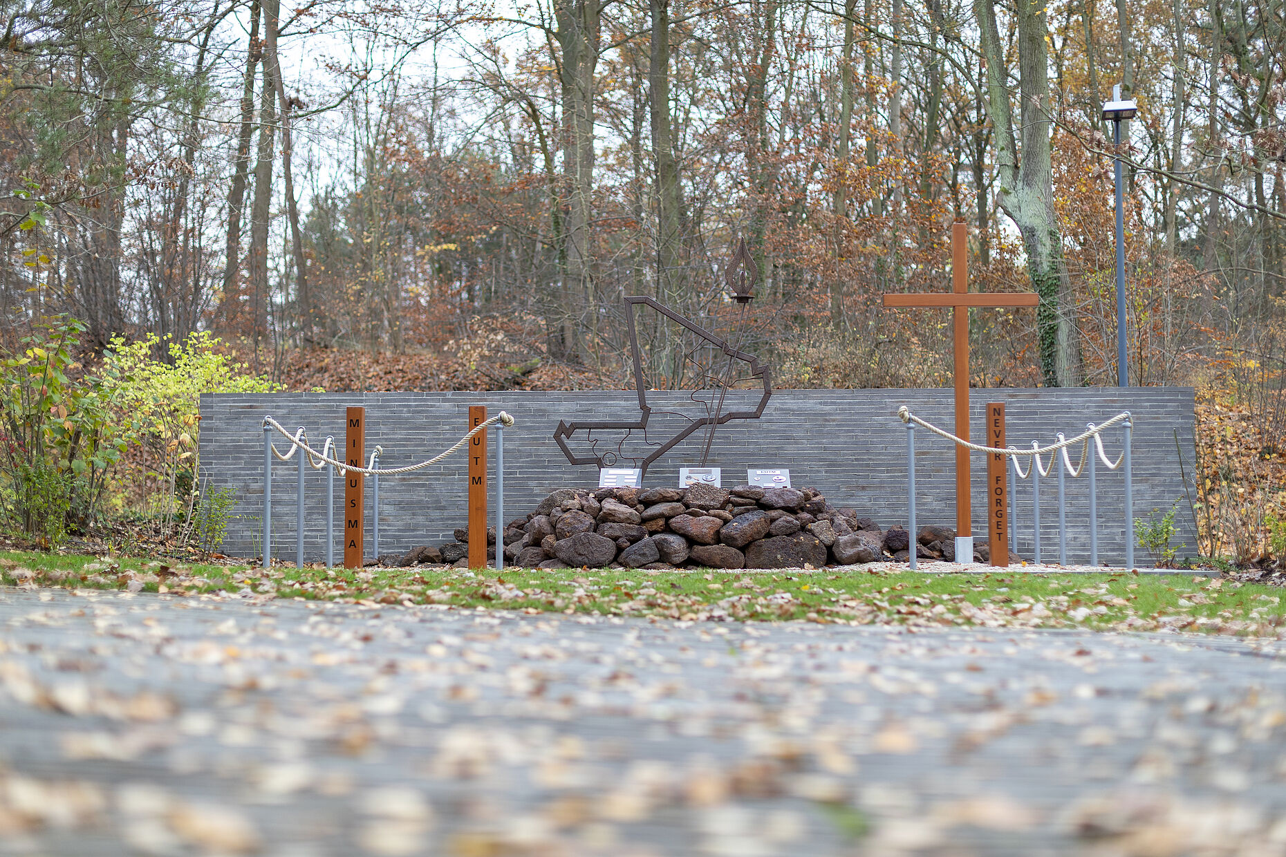 Erinnerung an dieErinnerung an die Toten des Mali-Einsatzes: Im Wald der Erinnerung bei Potsdam wurde der Ehrenhain aus Mali wieder aufgebaut. Bundeswehr/Marc Tessensohn in Mali gefallenen Soldatinnen und Soldaten: Im Wald der Erinnerung bei Potsdam wurde ein neuer Ehrenhain eröffnet. Bundeswehr/Marc Tessensohn