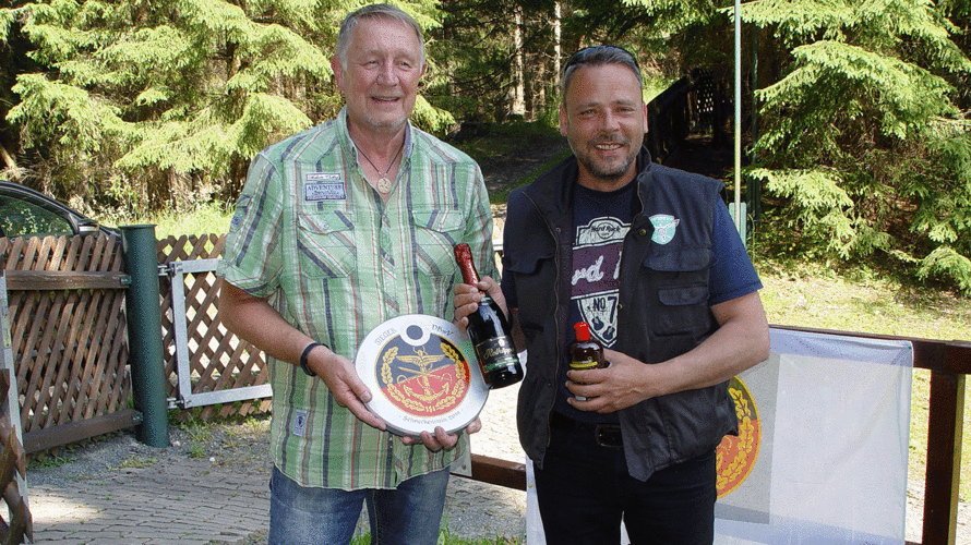 Siegerehrung im Einzel: Hauptmann d.R. Thomas Viertel (l.) überreicht die Siegerscheibe. Foto: DBwV/Mehner