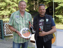 Siegerehrung im Einzel: Hauptmann d.R. Thomas Viertel (l.) überreicht die Siegerscheibe. Foto: DBwV/Mehner