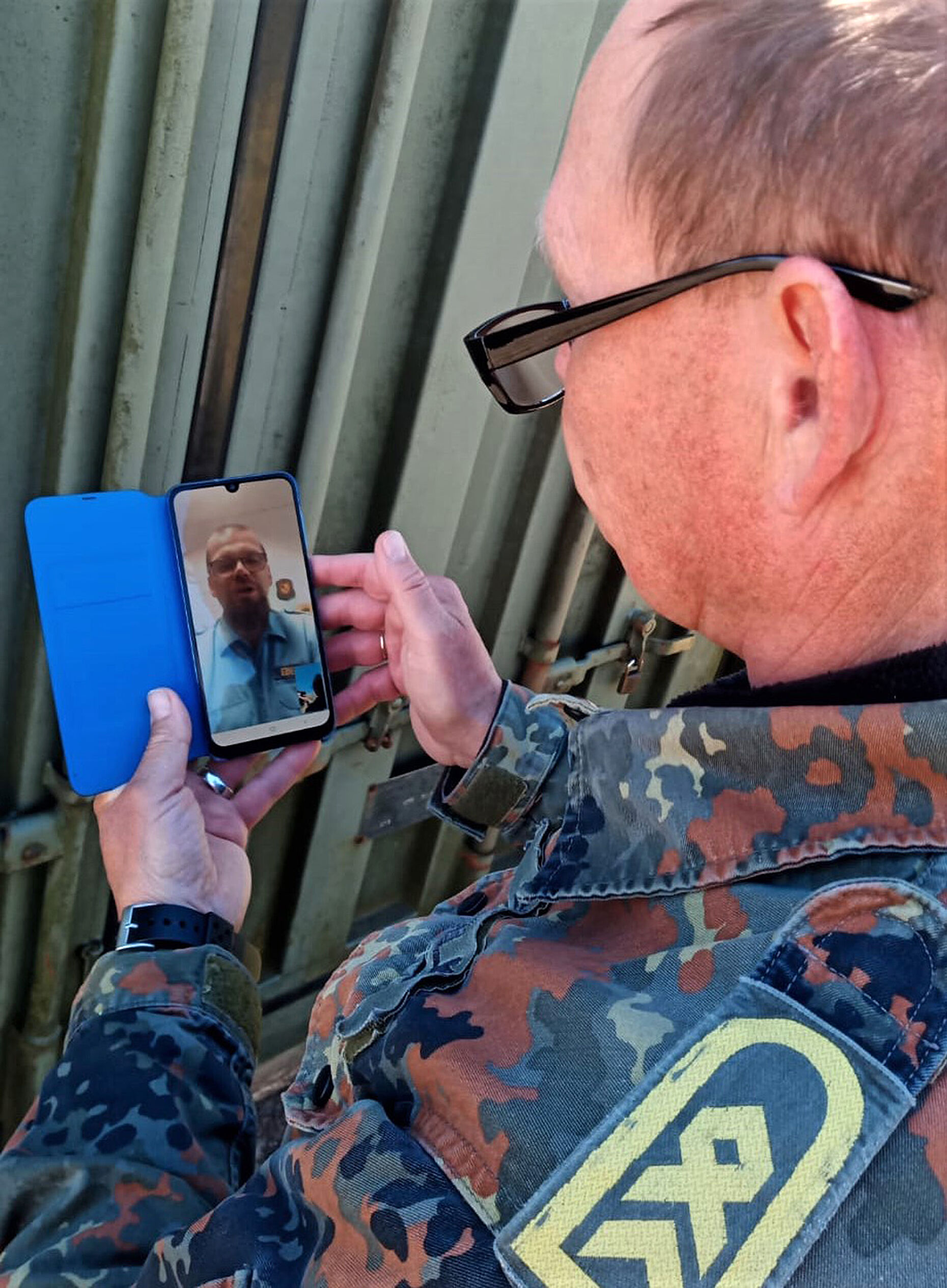 Stabsbootsmann d.R. Rüdiger Schülke informiert sich bei seinem Bezirksvorsitzenden Hauptbootsmann Michael Ebersbach via Video-Chat. Foto: Privat