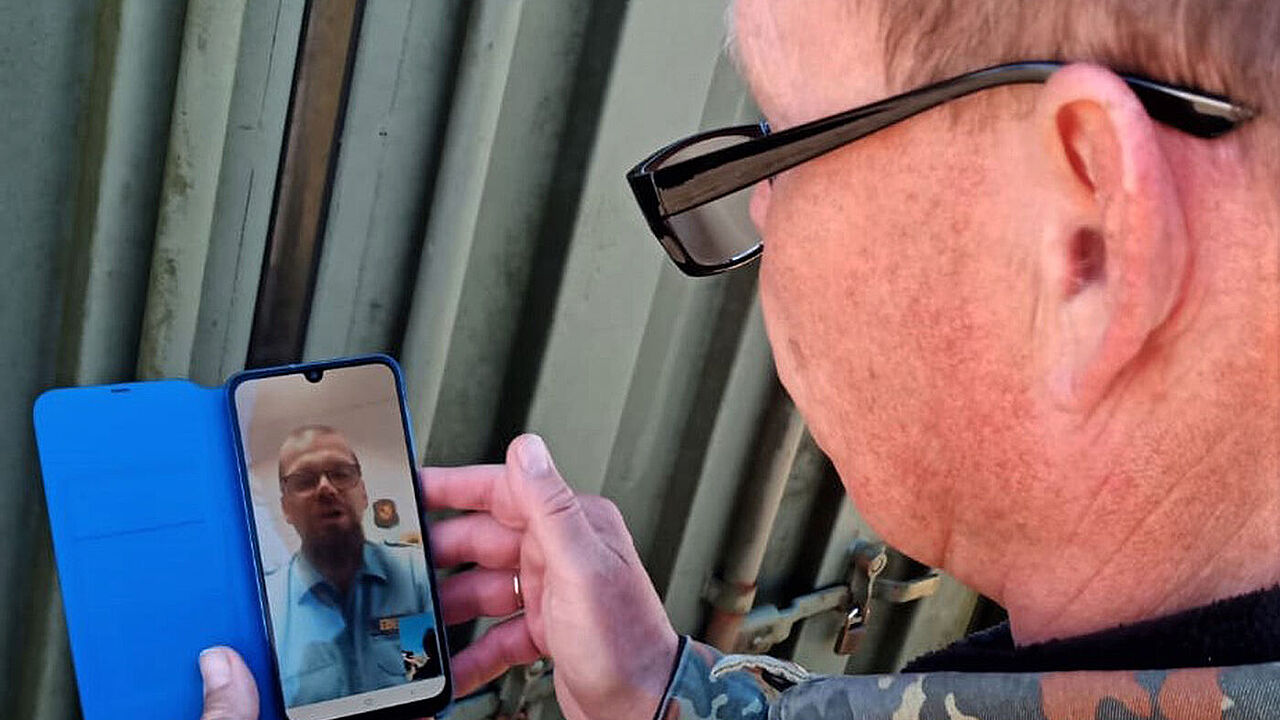 Stabsbootsmann d.R. Rüdiger Schülke informiert sich bei seinem Bezirksvorsitzenden via Video-Chat. Foto: Privat