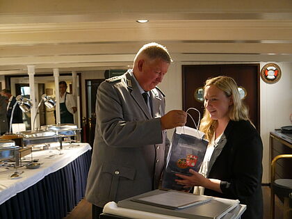 Thomas Behr dankt der Abgeordneten Vivian Tauschwitz für ihre Ausführungen. Foto: DBwV