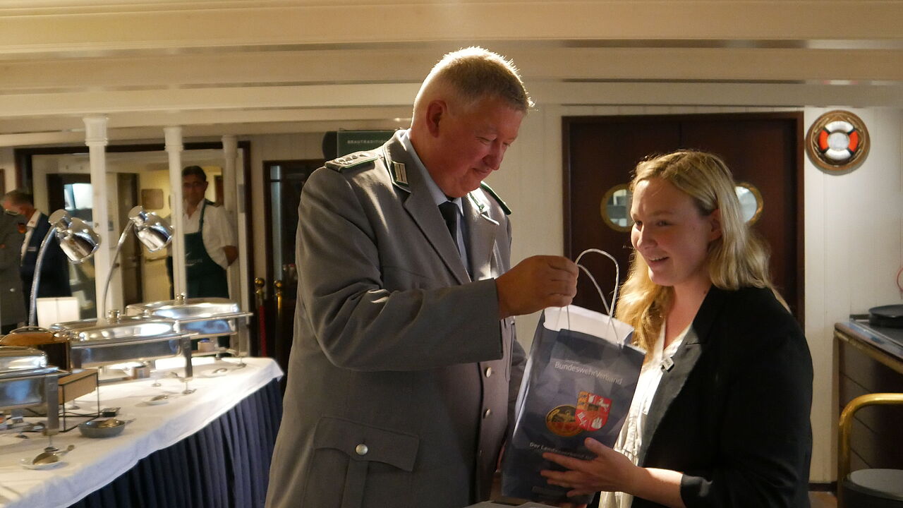 Thomas Behr dankt der Abgeordneten Vivian Tauschwitz für ihre Ausführungen. Foto: DBwV