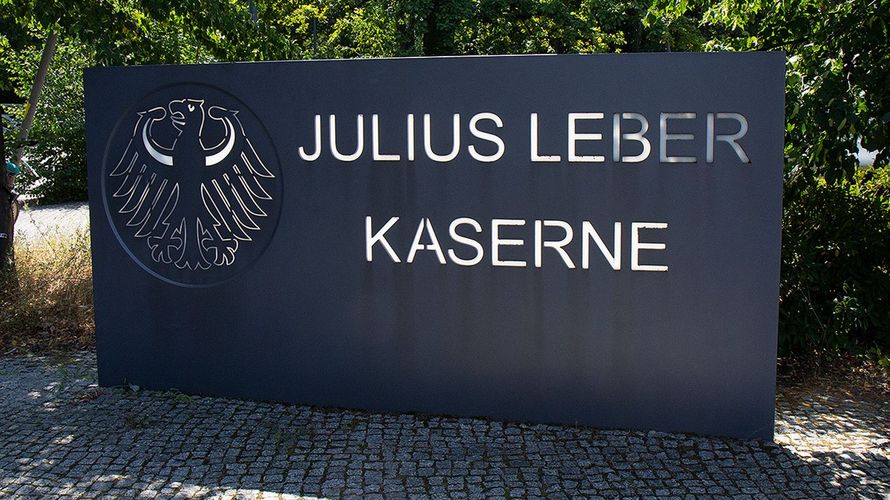 Erinnerung an den Widerstandskämpfer: Die Julius-Leber-Kaserne im Wedding. Seit 25 Jahren ist die Bundeswehr in der Hauptstadt. Foto: DBwV/Vieth