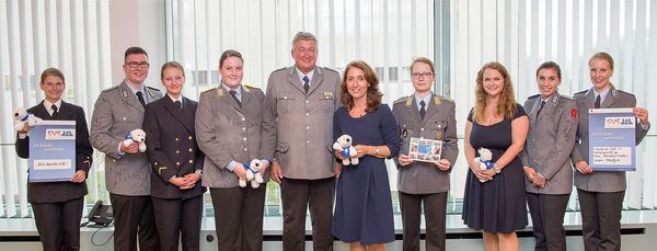 Treffen im Kanzleramt: Staatsministerin Aydan Özoguz mit den Hamburger Studierenden und Oberstleutnant Thomas Behr. (Foto: DBwV/Bombeke)  