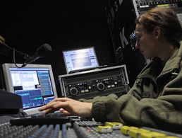 Studiotechnikerin bei der Arbeit - während einer Live-Sendung von Radio Andernach aus Masar-e-Sharif. Foto: Bundeswehr