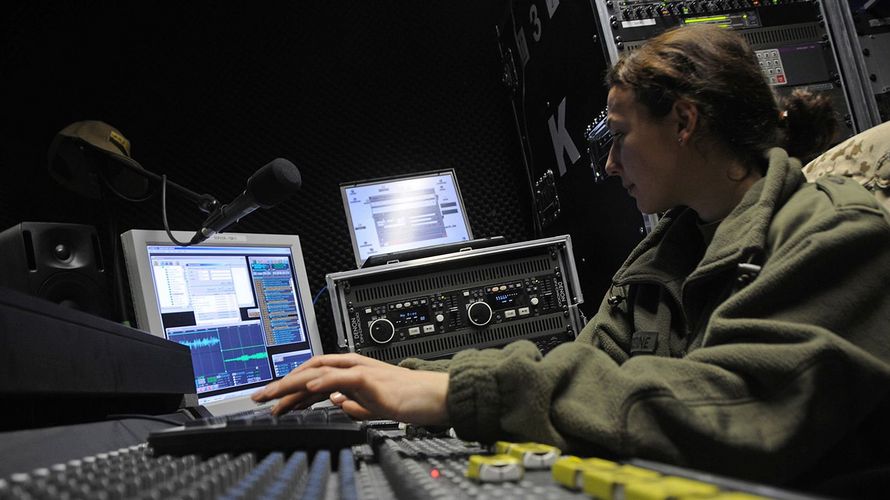 Studiotechnikerin bei der Arbeit - während einer Live-Sendung von Radio Andernach aus Masar-e-Sharif. Foto: Bundeswehr