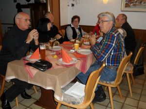 Auch der Bezirksvorsitzende Pries (vorn rechts) ließ es sich schmecken