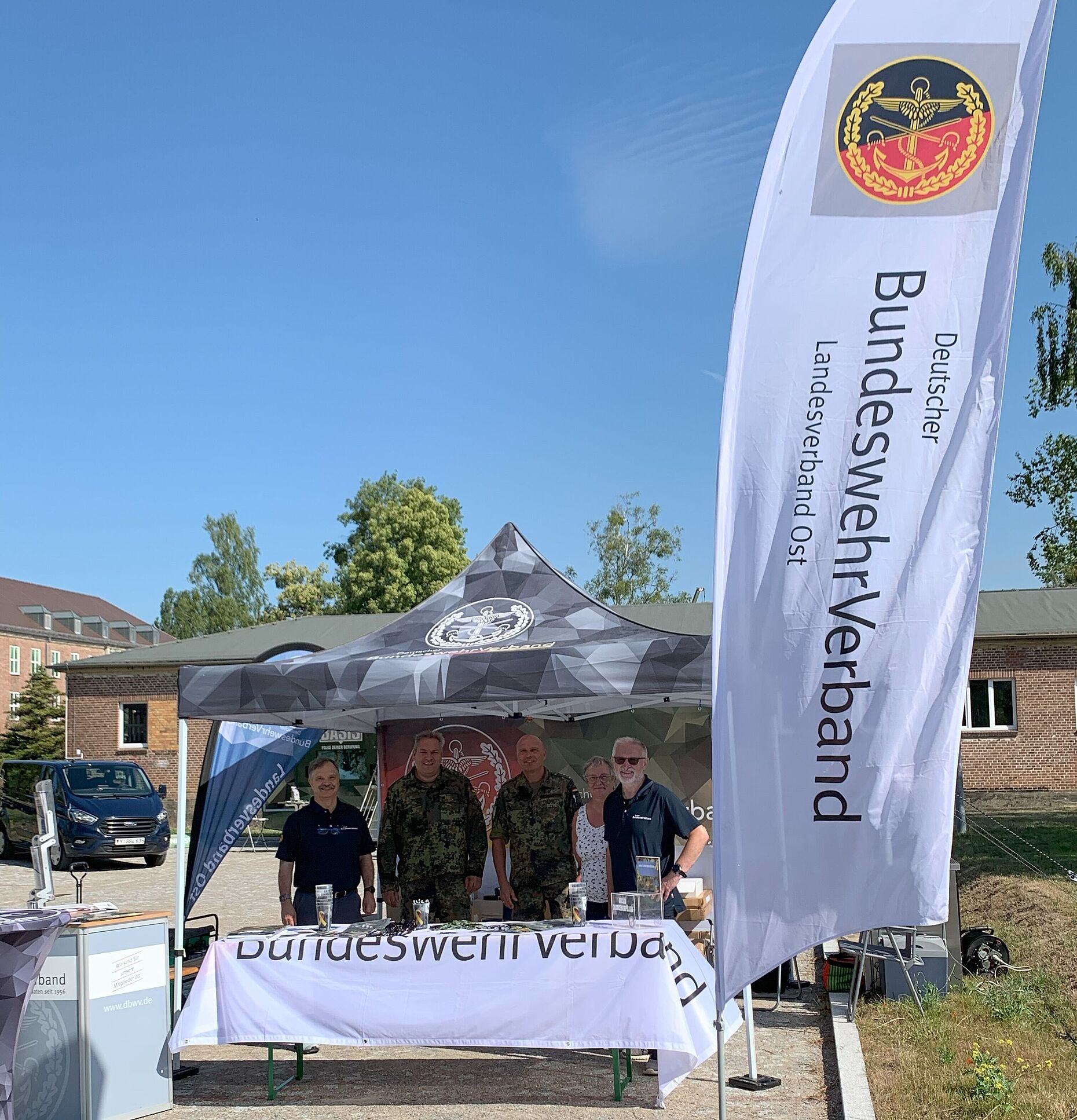 Nachdem der Aufbau am frühen Morgen abgeschlossen wurde, war das Standpersonal bereit, sich dem Besucheransturm zu stellen. Von links: Hauptmann a. D. Steffen Braun, Stabsfeldwebel Gerd Kruse, Hauptmann Norbert Schleuchardt, Vera Edlinger, Stabsfeldwebel a. D. und Oberstabsfeldwebel d.R. Michael Edlinger. Foto: Steffen Braun