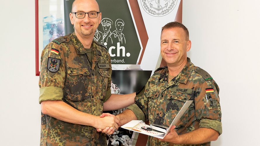 Lt Schilder erhält seine Treueurkunde für 25 Jahre Mitgliedschaft im Verband. Foto: DBwV/Schulz