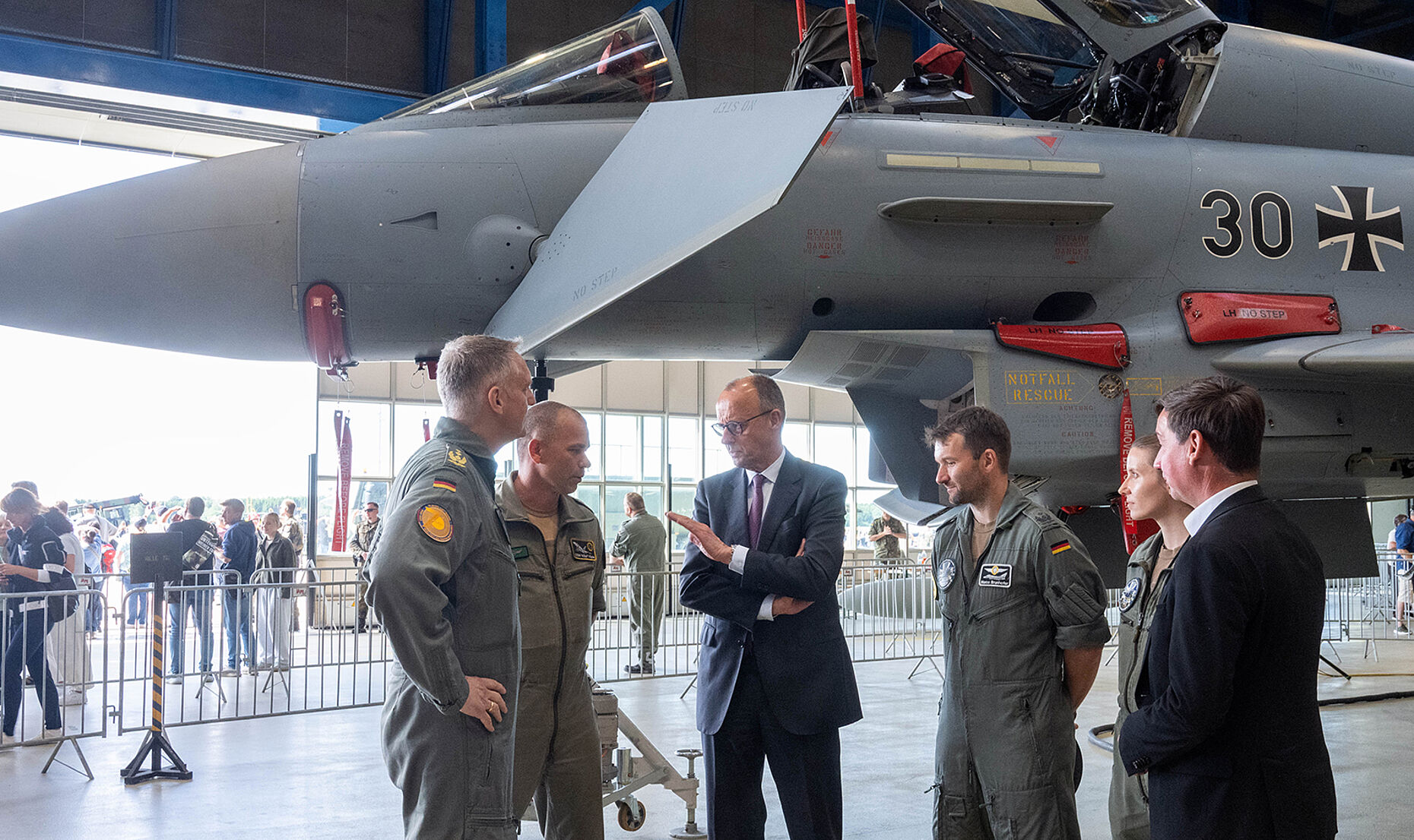 In Laage: Bundeskanzler Friedrich Merz (3.v.l.) im Gespräch mit dem Inspekteur Luftwaffe, Generalleutnant Holder Neumann (l.), uund Angehörigen des Taktischen Luftwaffengeschwaders 73 „Steinhoff“