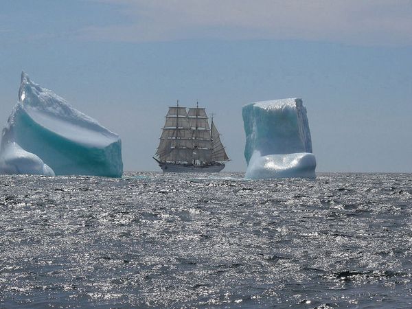 Auf ihrer 147. Auslandsausbildungsreise traf die "Gorch Fock" vor Neufundland auf Eisberge Foto: Bundesweh/Gunnar Bednarzik