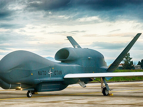 Noch ist der Phoenix am Boden: die AGS RQ-4D-Drohne auf dem sizilianischen Stützpunkt Sigonella. Photo: DEU AF, Christian Traeger