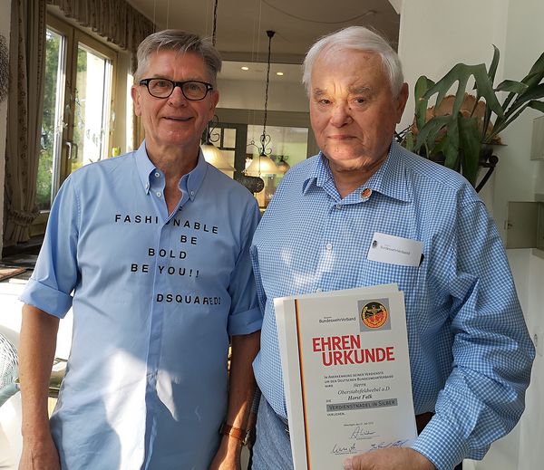 Vorsitzender Stabsfeldwebel a.D. Erwin Vohrer dankte Oberstabsfeldwebel a.D. Horst Falk. Foto: Winfried Riedinger