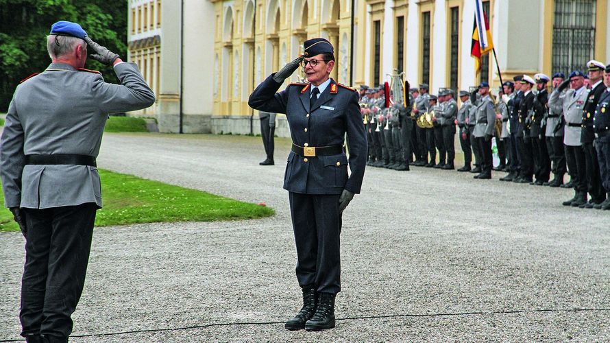 Bei einem Übergabeappell übernahm Generalstabsarzt Dr. Gesine Krüger 2016 das Kommando über die Sanitätsakademie der Bundeswehr in München. Foto: Bundeswehr/Langer