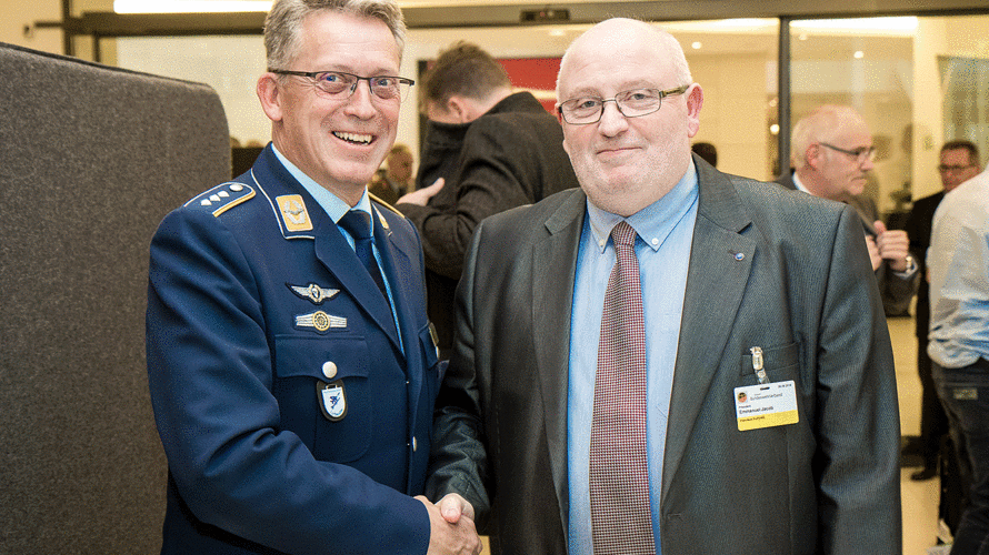 EUROMIL-Präsident Emmanuel Jacob (r.), hier mit dem stellvertretenden Bundesvorsitzenden Hauptmann Andreas Steinmetz, überzeugte sich beim Parlamentarischen Abend 2019 vom funktionierenden Dialog zwischen DBwV und Parlament sowie BMVg. Foto: DBwV/Mika Schmidt