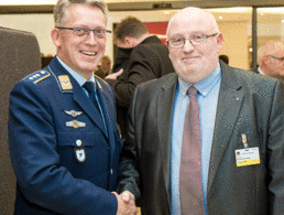 EUROMIL-Präsident Emmanuel Jacob (r.), hier mit dem stellvertretenden Bundesvorsitzenden Hauptmann Andreas Steinmetz, überzeugte sich beim Parlamentarischen Abend 2019 vom funktionierenden Dialog zwischen DBwV und Parlament sowie BMVg. Foto: DBwV/Mika Schmidt