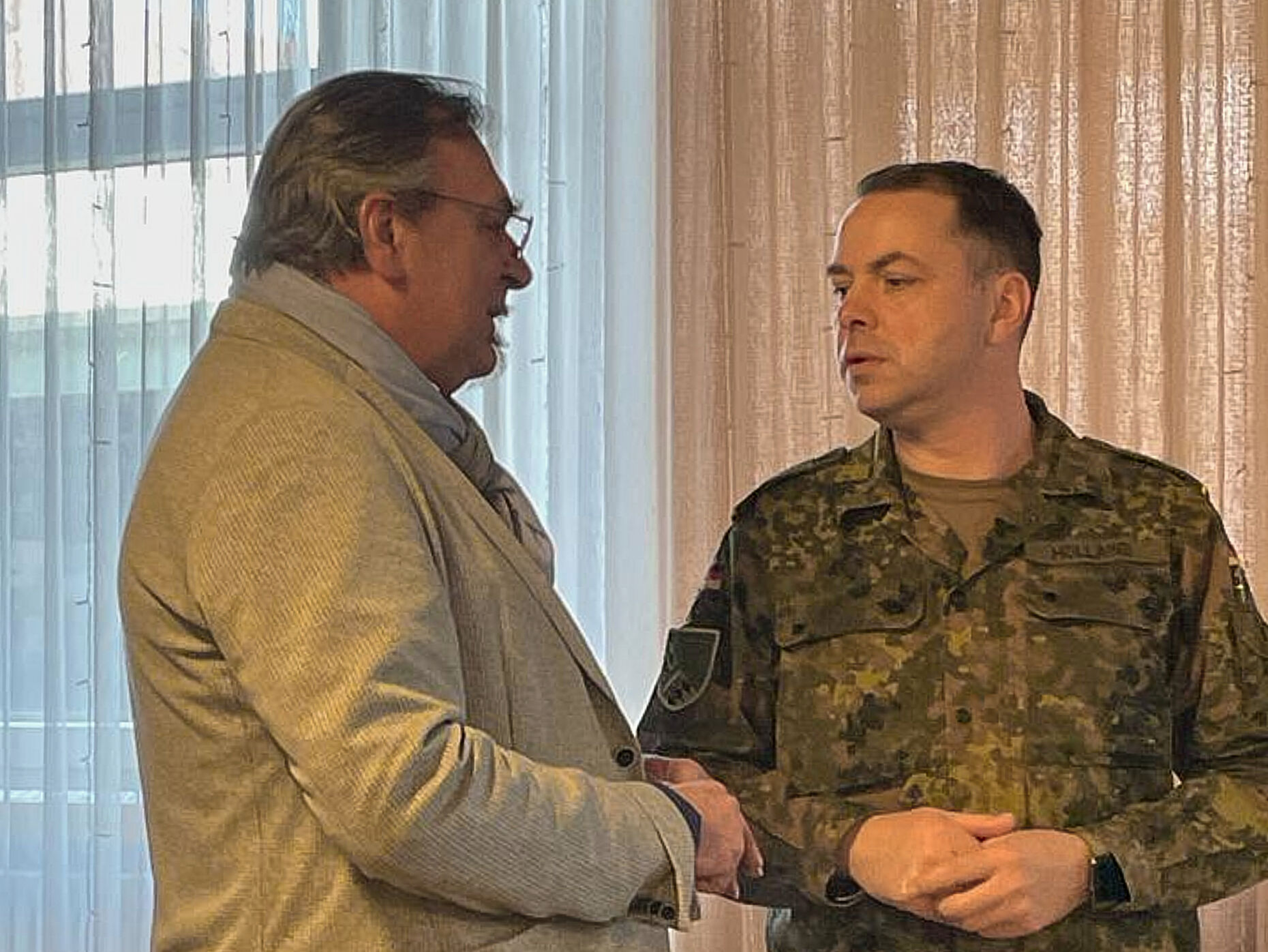 Bezirksvorsitzender Franz Jung im Gespräch mit dem Kommandeur ITBtl 292, Oberstleutnant Stefan Holland      Foto: Christina Gleich