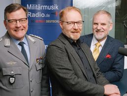 Das „Militärmusikradio" ist an den Start gegangen: Oberst Scheibling, Gen. a.D. Dirk Backen und Christian Orschmann. Foto: Zentrum Militärmusik der Bundeswehr Presse- und Informationsarbeit