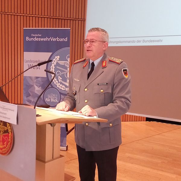 Aus dem Blickwinkel des Nationalen Territorialen Befehlshabers der Bundeswehr reflektierte Generalleutnant André Bodemann die derzeit mannigfaltigen Herausforderungen der deutschen Streitkräfte. Foto: Gerald Arleth