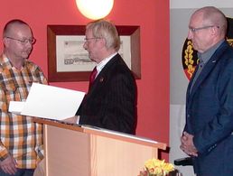 Hptm a.D. Harry Grunert (mitte) ehrt StFw a.D. Holger Mächler (links) in Beisein von Hptm a.D. Joachim Wohlfeld (rechts) für  25 Jahre Mitgliedschaft im Verband Foto: KERH Burgenlandkreises (Foto: Burgenland)