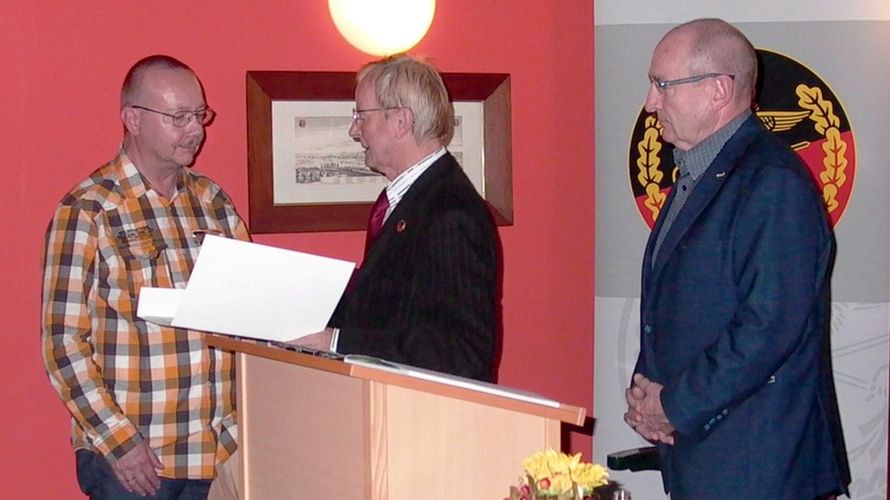 Hptm a.D. Harry Grunert (mitte) ehrt StFw a.D. Holger Mächler (links) in Beisein von Hptm a.D. Joachim Wohlfeld (rechts) für  25 Jahre Mitgliedschaft im Verband Foto: KERH Burgenlandkreises (Foto: Burgenland)