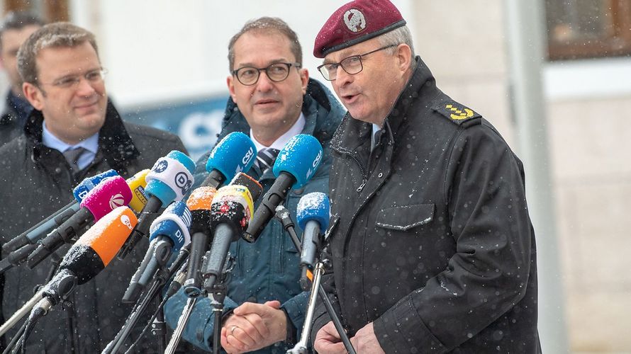CSU-Landesgruppenchef Alexander Dobrindt und General Eberhard Zorn geben ein Pressestatement ab. Foto: dpa
