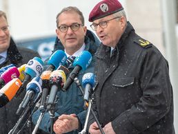 CSU-Landesgruppenchef Alexander Dobrindt und General Eberhard Zorn geben ein Pressestatement ab. Foto: dpa