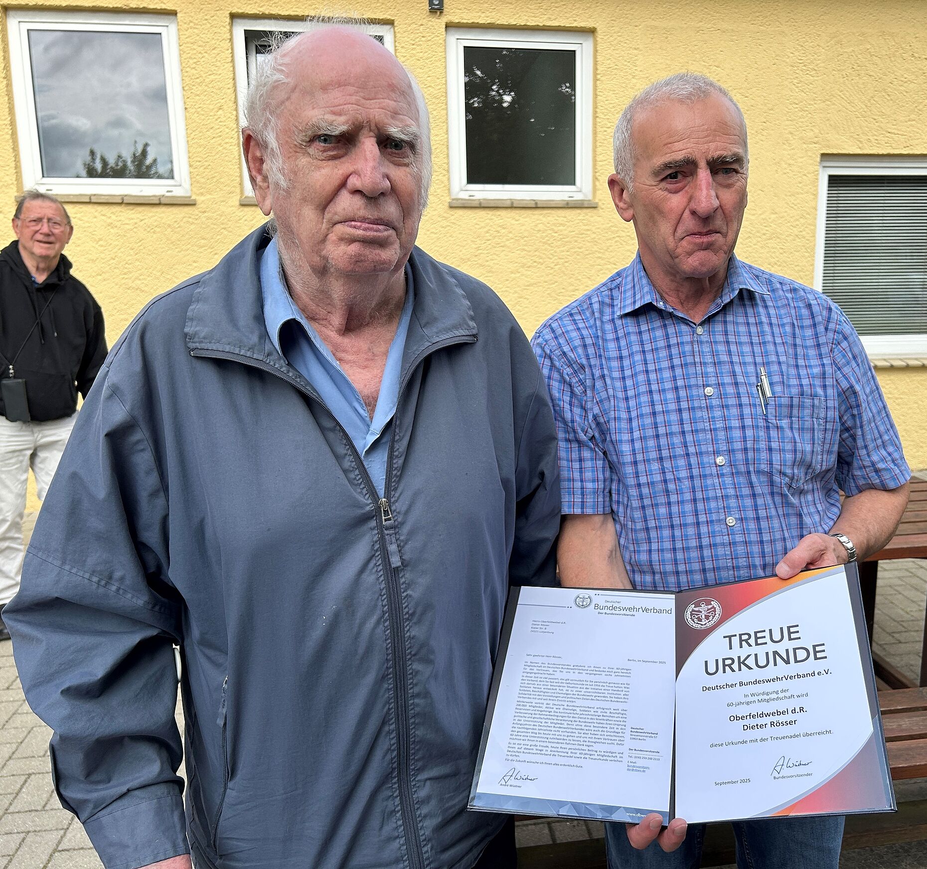 Dieter Rösser (links) mit seiem Kameradschaftsvorsitzenden Holger Kemter. Foto: DBwV