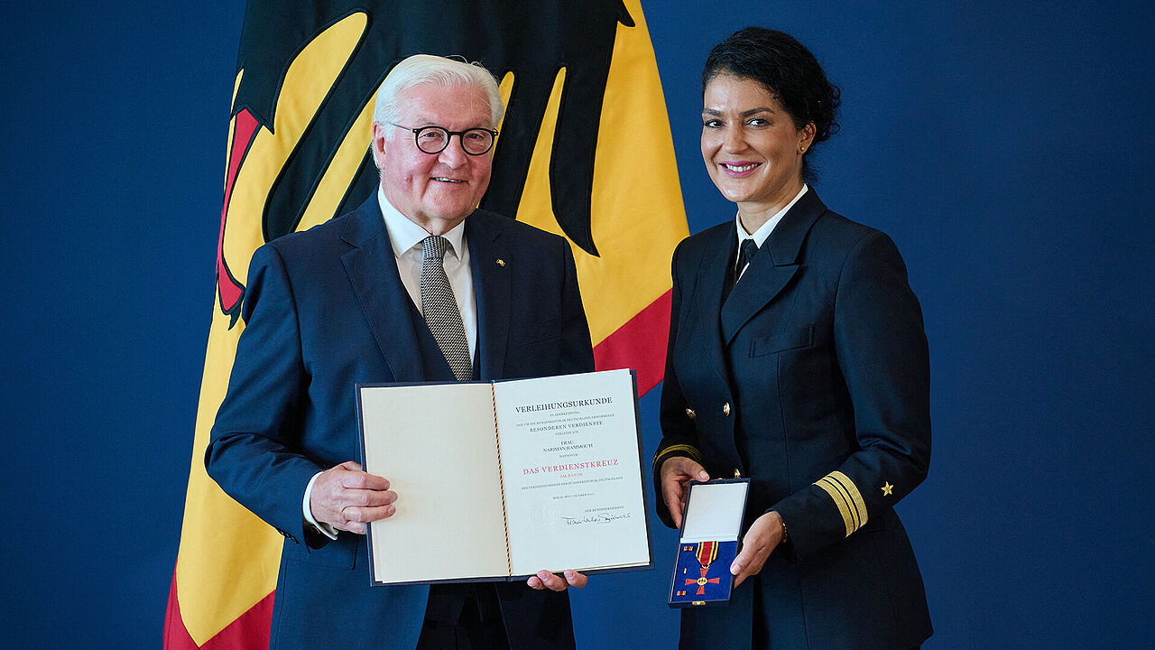 Ehrung durch den Bundespräsidenten: Frank-Walter Steinmeier zeichnete Kapitänleutnant Nariman Hammouti mit dem Bundesverdienstkreuz aus. Foto: picture alliance/dpa/Bernd von Jutrczenka
