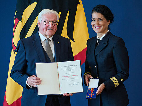 Ehrung durch den Bundespräsidenten: Frank-Walter Steinmeier zeichnete Kapitänleutnant Nariman Hammouti mit dem Bundesverdienstkreuz aus. Foto: picture alliance/dpa/Bernd von Jutrczenka
