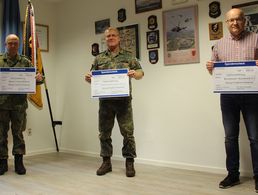 In Fritzlar erfolgte die Spendenübergabe an das Bundeswehrsozialwerk, die Heinz-Volland-Stiftung des Deutschen BundeswehrVerband (DBwV) und das Soldatenhilfswerk. Foto: Oberfähnrich Kristin Zeyer