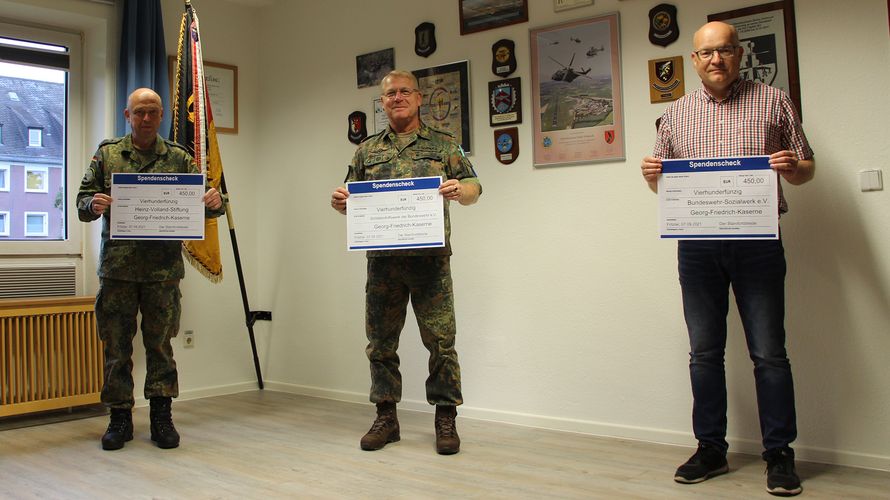 In Fritzlar erfolgte die Spendenübergabe an das Bundeswehrsozialwerk, die Heinz-Volland-Stiftung des Deutschen BundeswehrVerband (DBwV) und das Soldatenhilfswerk. Foto: Oberfähnrich Kristin Zeyer