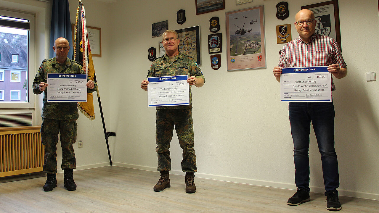 In Fritzlar erfolgte die Spendenübergabe an das Bundeswehrsozialwerk, die Heinz-Volland-Stiftung des Deutschen BundeswehrVerband (DBwV) und das Soldatenhilfswerk. Foto: Oberfähnrich Kristin Zeyer