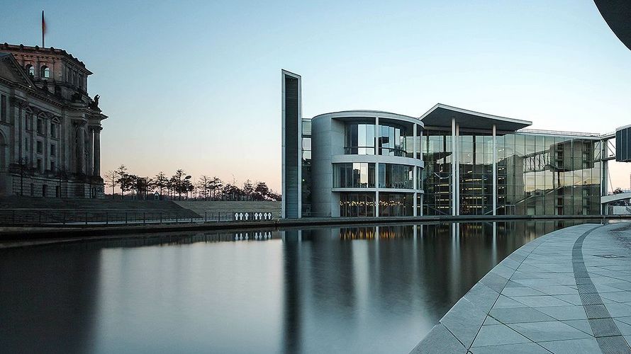 Blick auf das Paul-Löbe-Haus und den Reichstag.