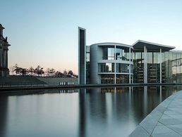 Blick auf das Paul-Löbe-Haus und den Reichstag.