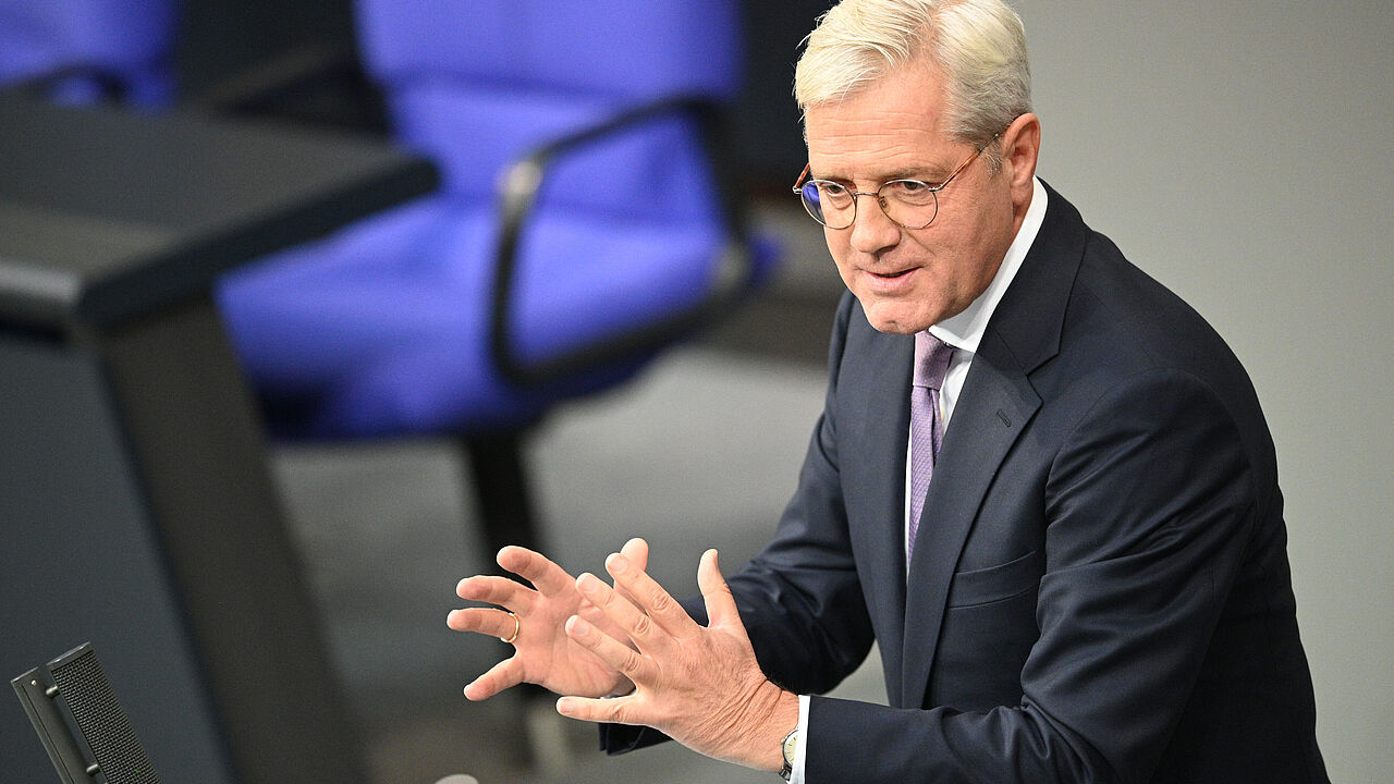 Der stellvertretende Vorsitzende der CDU/CSU-Bundestagsfraktion, Norbert Röttgen, bei der Aussprache zur 1. Lesung des Wehrdienst-Modernisierungsgesetzes am Donnerstag im Bundestag. Foto: picture alliance/dpa/Niklas Graeber