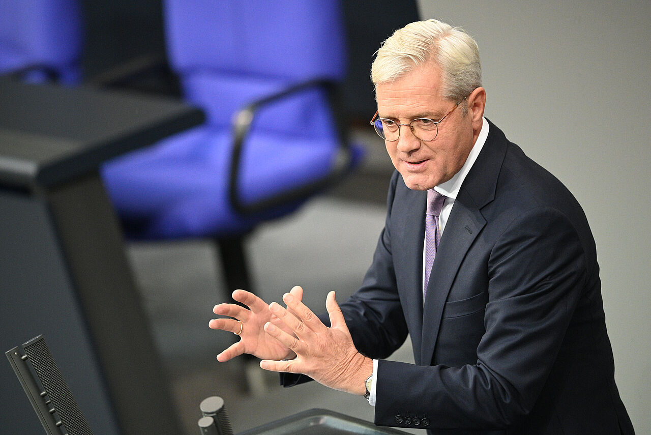 Der stellvertretende Vorsitzende der CDU/CSU-Bundestagsfraktion, Norbert Röttgen, bei der Aussprache zur 1. Lesung des Wehrdienst-Modernisierungsgesetzes am Donnerstag im Bundestag. Foto: picture alliance/dpa/Niklas Graeber