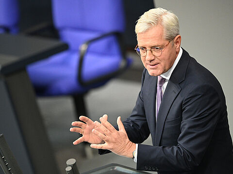 Der stellvertretende Vorsitzende der CDU/CSU-Bundestagsfraktion, Norbert Röttgen, bei der Aussprache zur 1. Lesung des Wehrdienst-Modernisierungsgesetzes am Donnerstag im Bundestag. Foto: picture alliance/dpa/Niklas Graeber