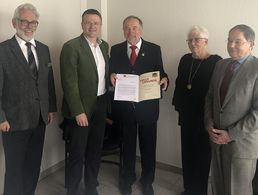 DBwV Bundesvorsitzender Oberstleutnant André Wüstner dankte Ehrenmitglied Kapitänleutnant a.D. Horst Rieß für sein Engagement und seine 6ojährige Treue zum Verband. Foto: DBwV