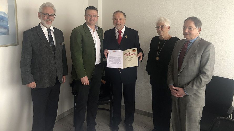 DBwV Bundesvorsitzender Oberstleutnant André Wüstner dankte Ehrenmitglied Kapitänleutnant a.D. Horst Rieß für sein Engagement und seine 6ojährige Treue zum Verband. Foto: DBwV