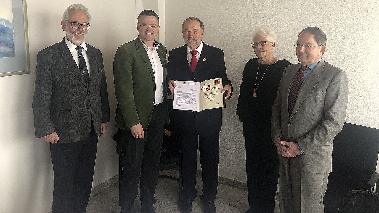 DBwV Bundesvorsitzender Oberstleutnant André Wüstner dankte Ehrenmitglied Kapitänleutnant a.D. Horst Rieß für sein Engagement und seine 6ojährige Treue zum Verband. Foto: DBwV