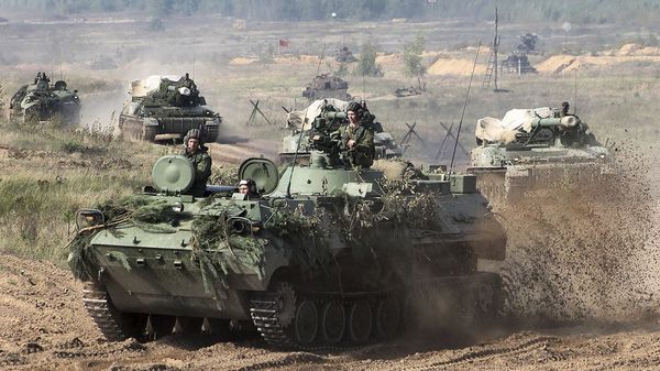 Auf diesem am 11. September aufgenommenen Foto bereiten sich weißrussische Militärfahrzeuge auf das Großmanöver „Zapad“ vor. Foto: dpa/picture-alliance