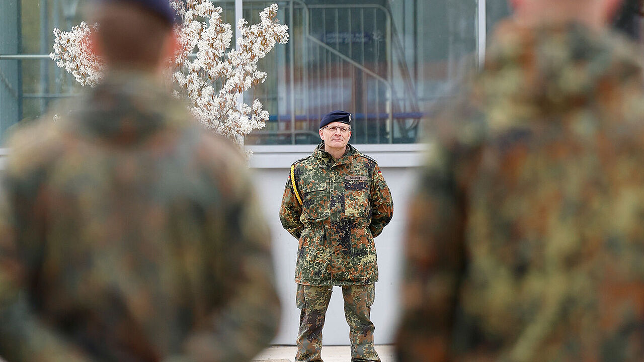 Nicht in der Kaserne, sondern mitten in Lebach wurde Oberstabsfeldwebel Frank Schmitt in den Ruhestand verabschiedet. Foto: Bundeswehr/Rundbuchner
