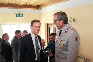 Der Regierungspräsident von Niederbayern, Rainer Haselbeck, wird vom Landesvorsitzenden StFw a.D. Gerhard Stärk (r.) begrüßt
