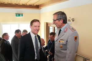 Der Regierungspräsident von Niederbayern, Rainer Haselbeck, wird vom Landesvorsitzenden StFw a.D. Gerhard Stärk (r.) begrüßt