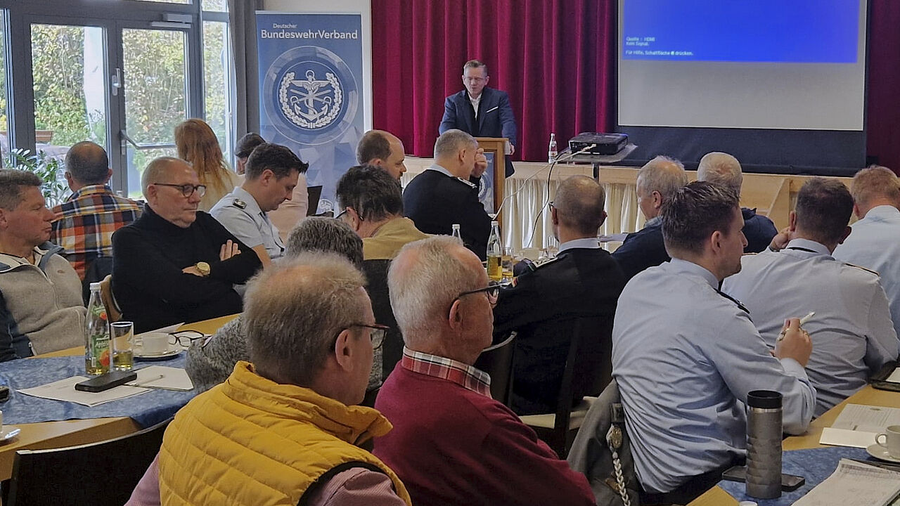 Stabsfeldwebel a.D. Thomas Schwappacher berichtete bei der Info-Tagung des Bezirkes Bairisch Schwaben über die Vorbereitung auf die 22. Hauptversammlung. Foto: Franz Jung