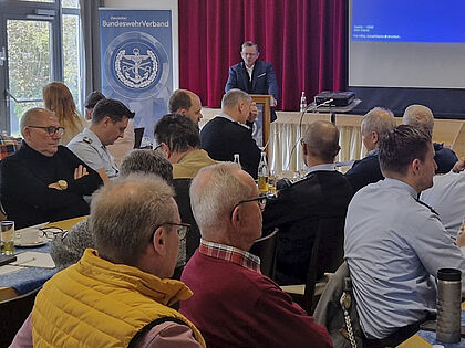 Stabsfeldwebel a.D. Thomas Schwappacher berichtete bei der Info-Tagung des Bezirkes Bairisch Schwaben über die Vorbereitung auf die 22. Hauptversammlung. Foto: Franz Jung