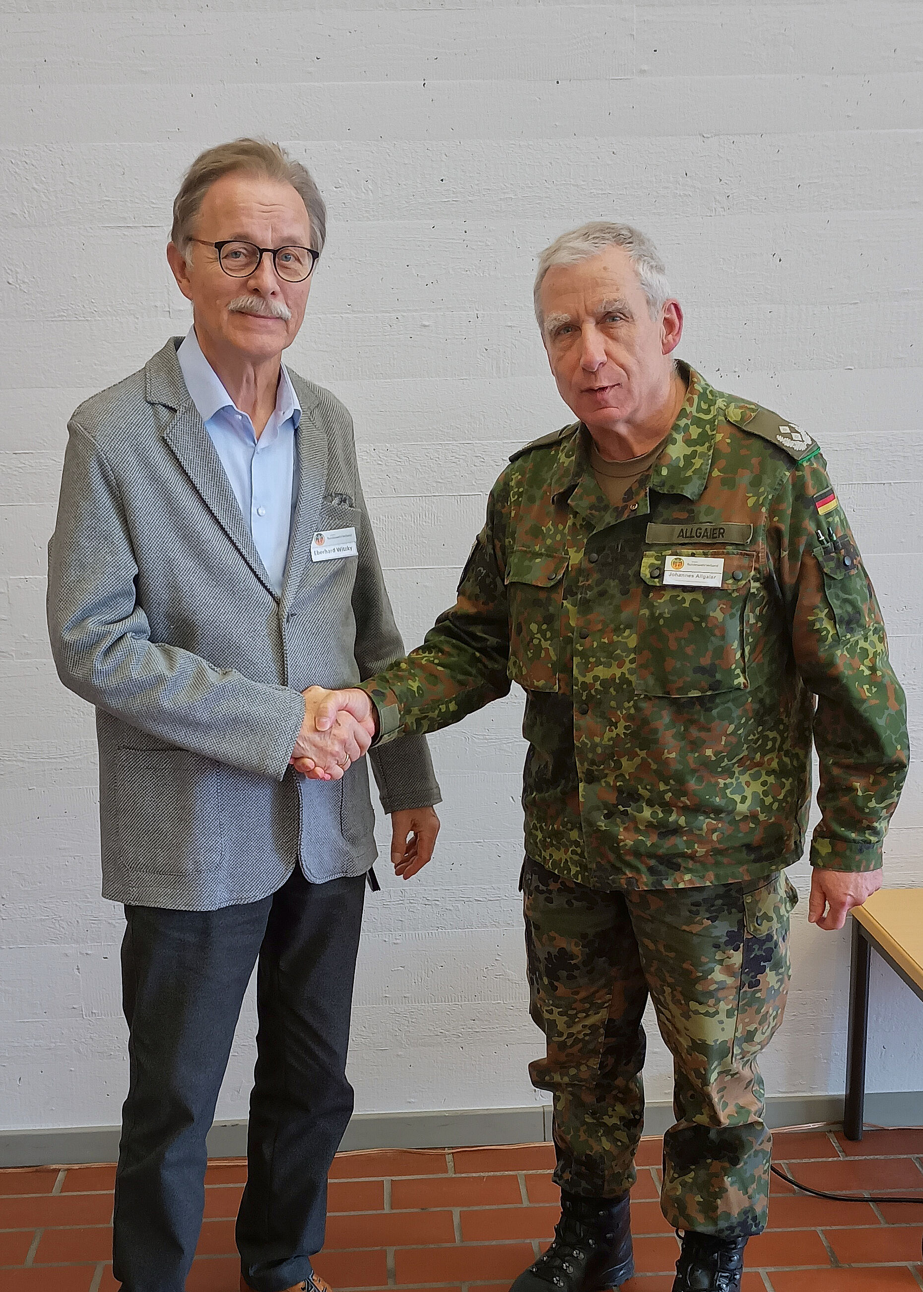 Mit einem Handschlag übergibt Oberstleutnant a.D. Eberhard Witzky den Vorsitz der Kameradschaft an Oberstleutnant d.R. Johannes Allgaier. Foto: DM